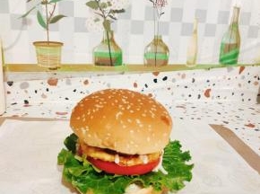 把汉堡盖好，一个肉饼汉堡就做好了，是不是 特别简单？
