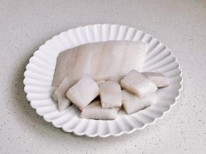 比目鱼擦干水分，一块切成小块。