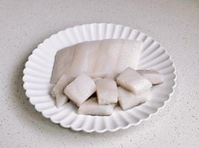 比目鱼擦干水分，一块切成小块。