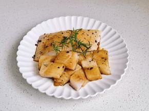 抓匀，放上迷迭香腌制10分钟。