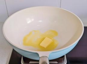 锅中加黄油融化，