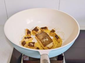 两面煎至金黄。