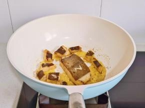 两面煎至金黄。