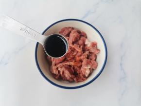 牛肉切粒加1勺生抽，