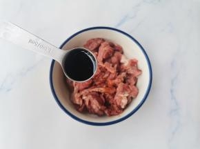 牛肉切粒加1勺生抽，