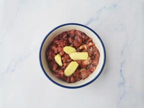 加入姜片，拌匀腌制半小时。