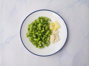 空心菜梗洗净切段，姜蒜切片。