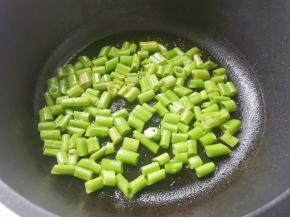 另起锅热油，放入空心菜梗炒至变色，