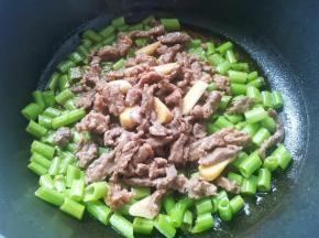 加入牛肉，