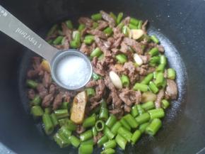 加一勺盐，翻炒均匀即可。
