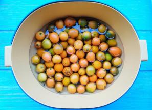 金桔清洗干净，盐水泡30分钟。