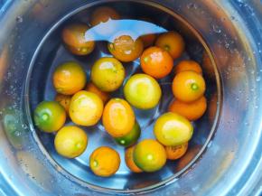 冷水下锅大火煮开后捞出。