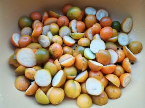 稍微晾一下，不烫手即可一切两半。