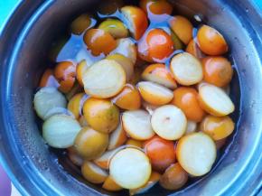 锅中放入金桔，水，