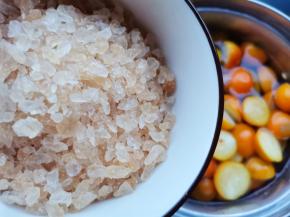 冰糖，大火煮开后转小火熬，一定要不停的翻搅。