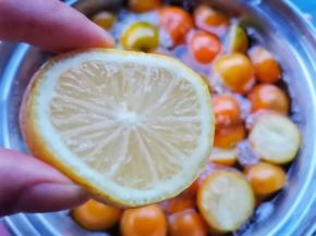 熬到糊状的时候，（大概20分钟）挤入半个柠檬的水，