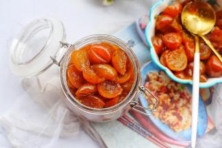 晾凉一些的冰糖金桔柠檬膏装入玻璃瓶，等完全凉透后盖盖密封，每次食用，用干净无水无油的勺子舀出兑水喝，当然蜜桔肉也很好吃哦。