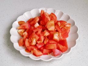 番茄洗净切小块。