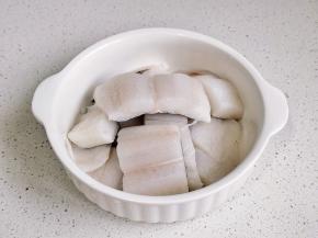 比目鱼切小块擦干水分。