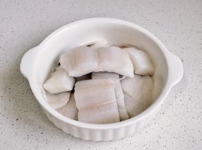 比目鱼切小块擦干水分。