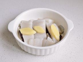 抓匀腌制10分钟。