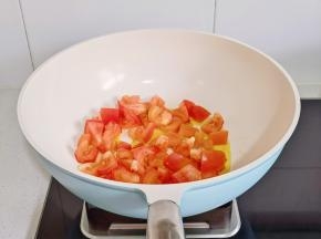 起油锅+番茄翻炒。