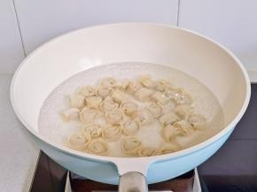 水开下馄饨。