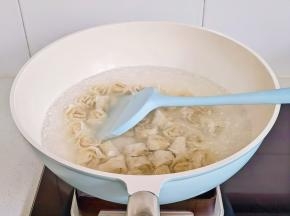 刚下锅用铲子搅动。