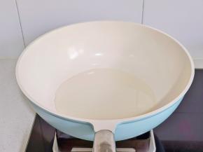 锅中倒入橄榄油烧热。