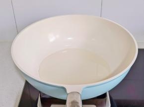 锅中倒入橄榄油烧热。