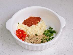 小米辣+辣椒粉+蒜末+葱花+盐+芝麻。