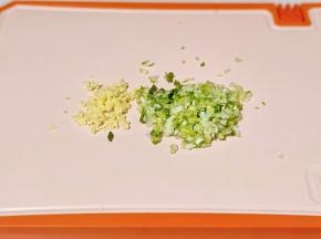 葱姜切碎。