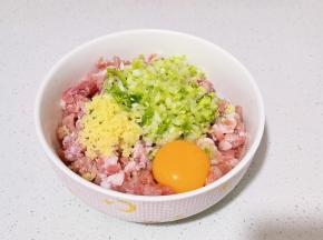 肉糜+葱姜+蛋搅匀。