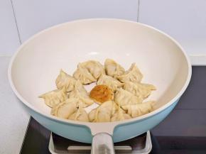 煎至底部金黄。