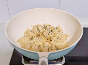 水分收干撒芝麻出锅。