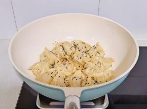 水分收干撒芝麻出锅。