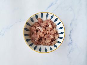 瘦肉切碎末加一勺生抽，一勺料酒，一勺盐拌匀腌制10分钟。