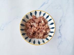 瘦肉切碎末加一勺生抽，一勺料酒，一勺盐拌匀腌制10分钟。