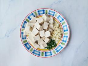 豆腐切块，葱蒜切末。