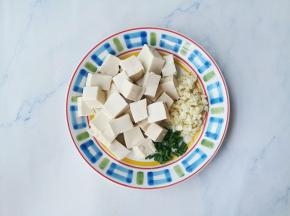 豆腐切块，葱蒜切末。