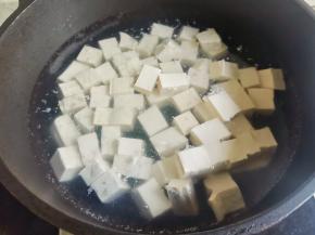 豆腐煮2分钟捞出。