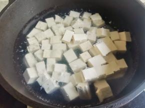 豆腐煮2分钟捞出。