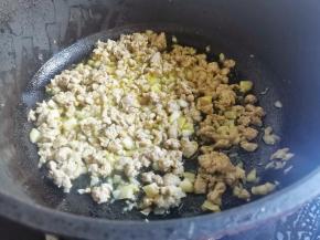 锅中热油爆香蒜末，放入肉沫翻炒变色，