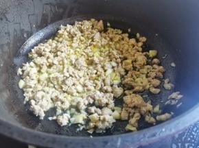 锅中热油爆香蒜末，放入肉沫翻炒变色，