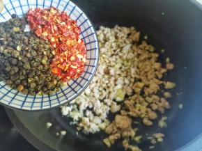 放入干辣椒花椒炒香，