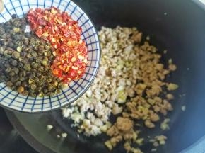 放入干辣椒花椒炒香，