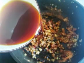 倒入料汁：1勺生抽、1勺耗油、半勺老抽、少许盐、白糖加入适量清水搅拌均匀。