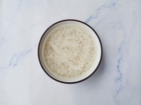 大米洗净提前浸泡1小时。