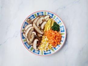 准备好所有食材，香菇切片，胡萝卜切粒，玉米剥粒，姜切丝，葱切葱花。