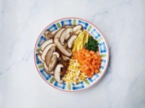 准备好所有食材，香菇切片，胡萝卜切粒，玉米剥粒，姜切丝，葱切葱花。